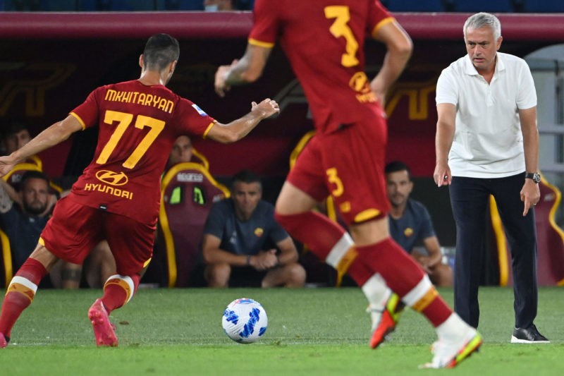 AS Roma's Portuguese coach Jose Mourinho (R) gives instructions to AS Roma's Armenian midfielder Henrikh Mkhitaryan (L) during the Italian Serie A football match between AS Roma and ACF Fiorentina at the Olympic stadium in Rome, on August 22, 2021. (Photo by Alberto PIZZOLI / AFP)