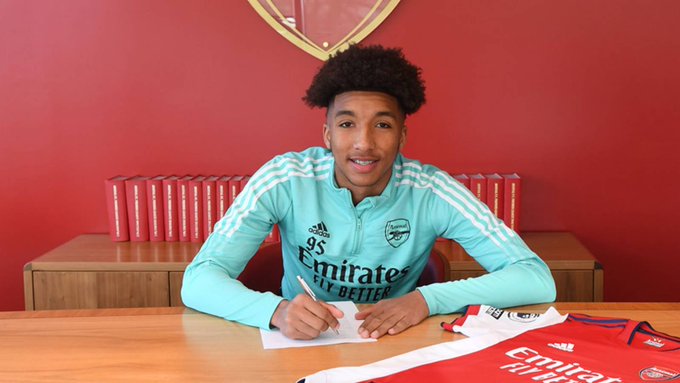 Bradley Ibrahim signing his professional contract with Arsenal (Photo via Arsenal.com)