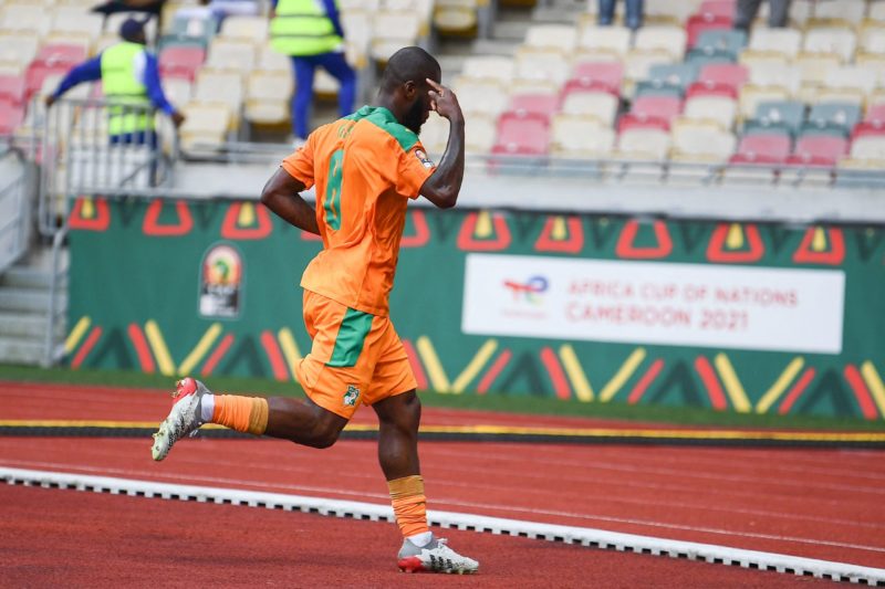 Ivory Coast's midfielder Franck Kessie celebrates scoring his team's first goal during the Group E Africa Cup of Nations (CAN) 2021 football match between Ivory Coast and Algeria at Stade de Japoma in Douala on January 20, 2022. (Photo by CHARLY TRIBALLEAU / AFP) 