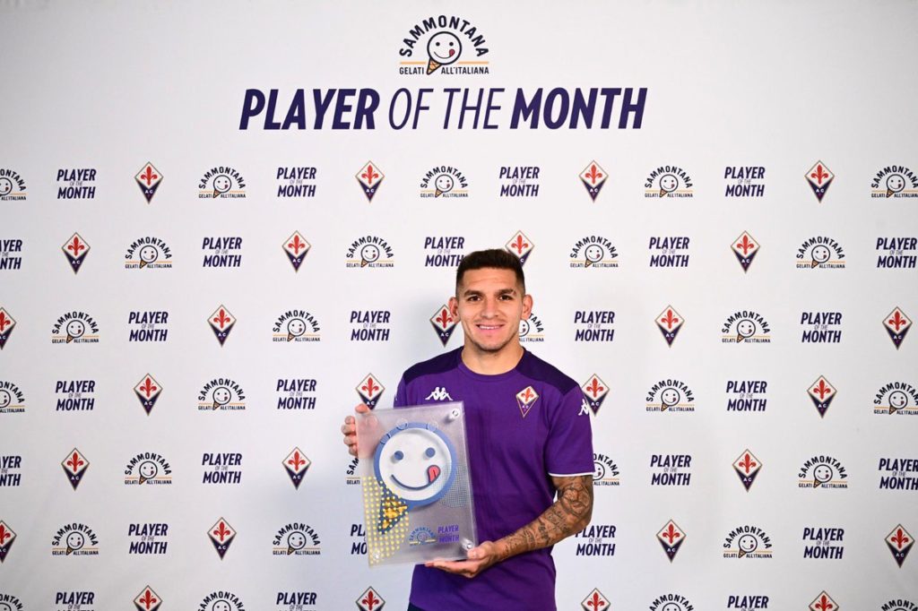 Lucas Torreira holding his Player of the Month award for March with Fiorentina (Photo via Torreira on Twitter)