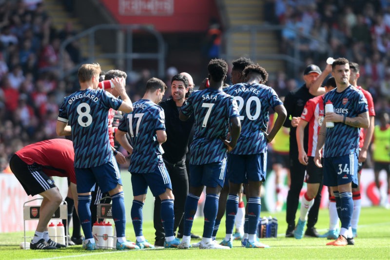 SOUTHAMPTON, ENGLAND - APRIL 16: Mikel Arteta, Manager of Arsenal, speaks to the Arsenal players during a break in pla during the Premier League match between Southampton and Arsenal at St Mary's Stadium on April 16, 2022 in Southampton, England. (Photo by Mike Hewitt/Getty Images)