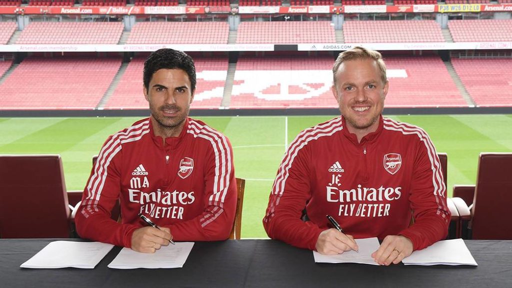 Mikel Arteta and Jonas Eidevall sign their new contracts (Photo via Arsenal.com)