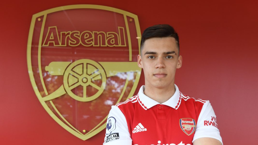 Catalin Cirjan with Arsenal after signing his new contract (Photo via Arsenal Academy on Twitter)