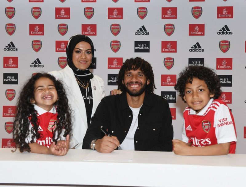 Mohamed Elneny with his family signing his new Arsenal contract (Photo via Elneny on Twitter)