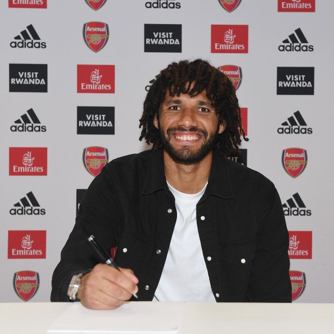 Mohamed Elneny signing his new contract with Arsenal (Photo via Arsenal on Twitter)