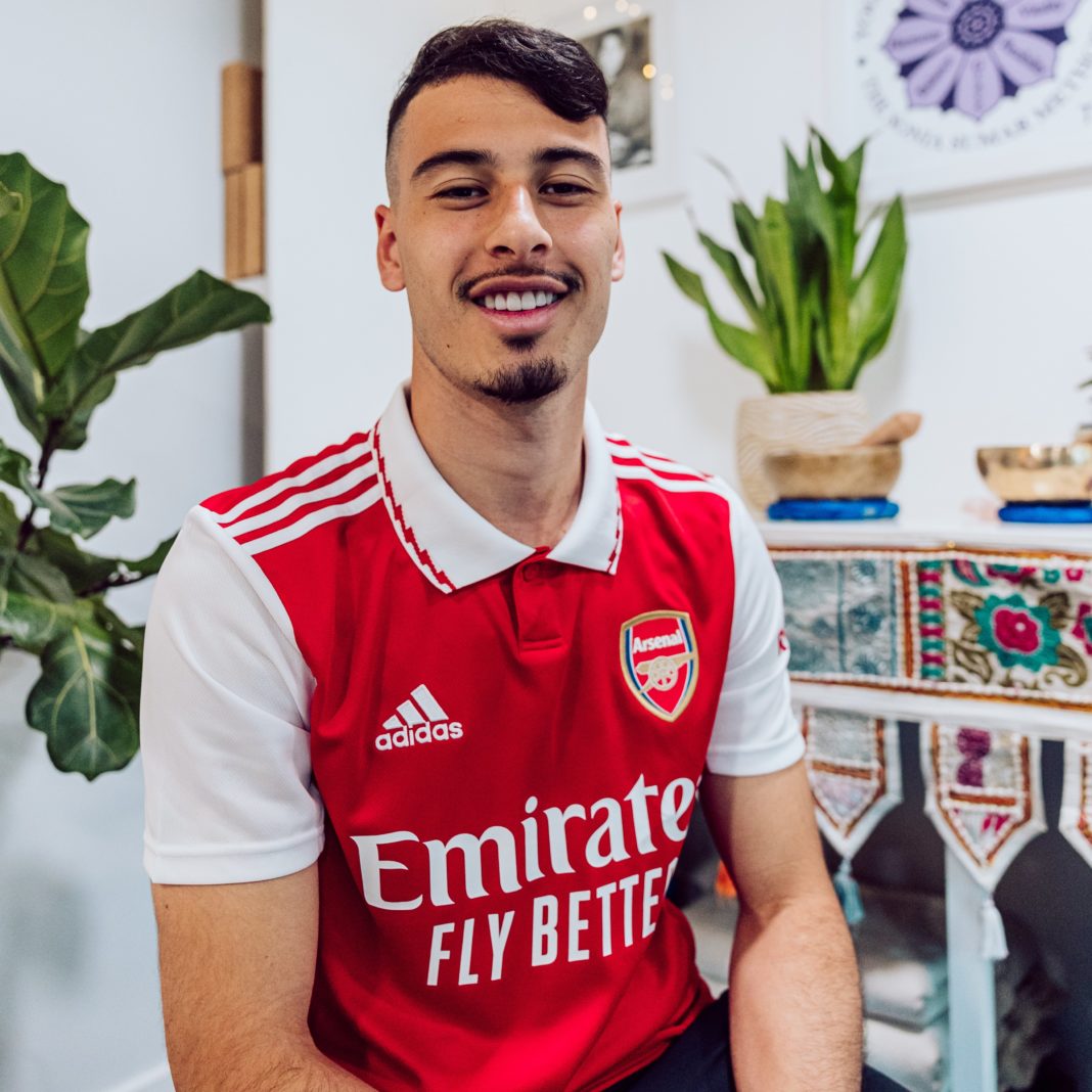 Gabriel Martinelli wearing the new Arsenal home kit for 2022/23 (Photo via Arsenal on Twitter)