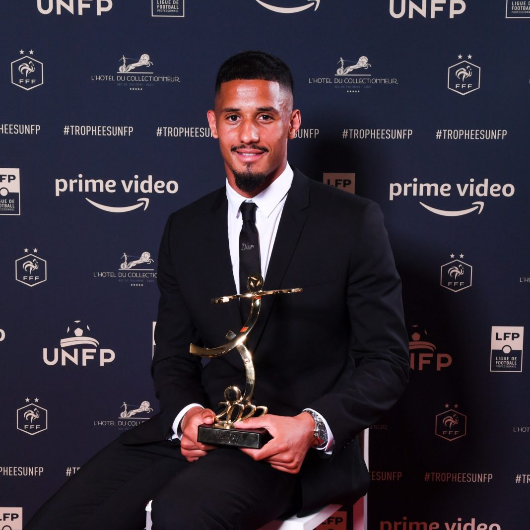 William Saliba with the UNFP Ligue 1 Young Player of the Year award (Photo via Arsenal on Twitter)