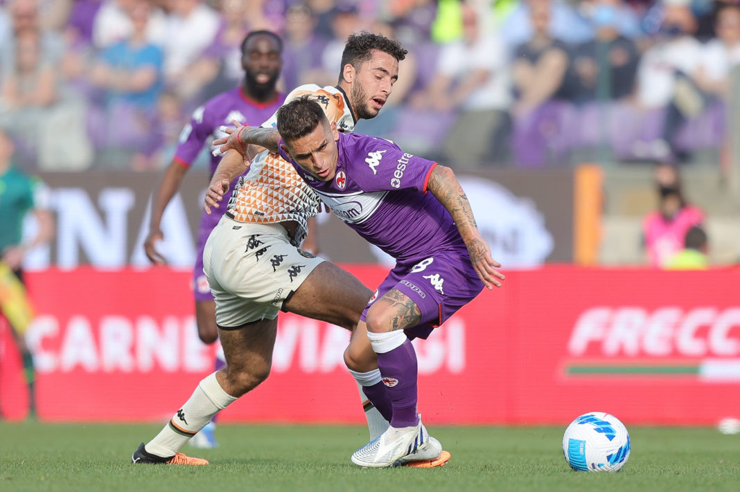 FLORENCE, ITALY: Lucas Torreira of ACF Fiorentina in action against Sofian Kiyine of Venezia FC during the Serie A match between ACF Fiorentina and Venezia FC at Stadio Artemio Franchi on April 17, 2022. (Photo by Gabriele Maltinti/Getty Images)