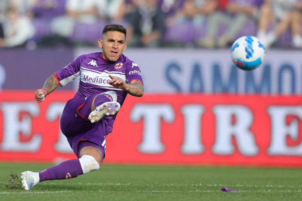 FLORENCE, ITALY: Lucas Sebastián Torreira Di Pascua of ACF Fiorentina in action during the Serie A match between ACF Fiorentina and Venezia FC at Stadio Artemio Franchi on April 17, 2022. (Photo by Gabriele Maltinti/Getty Images)