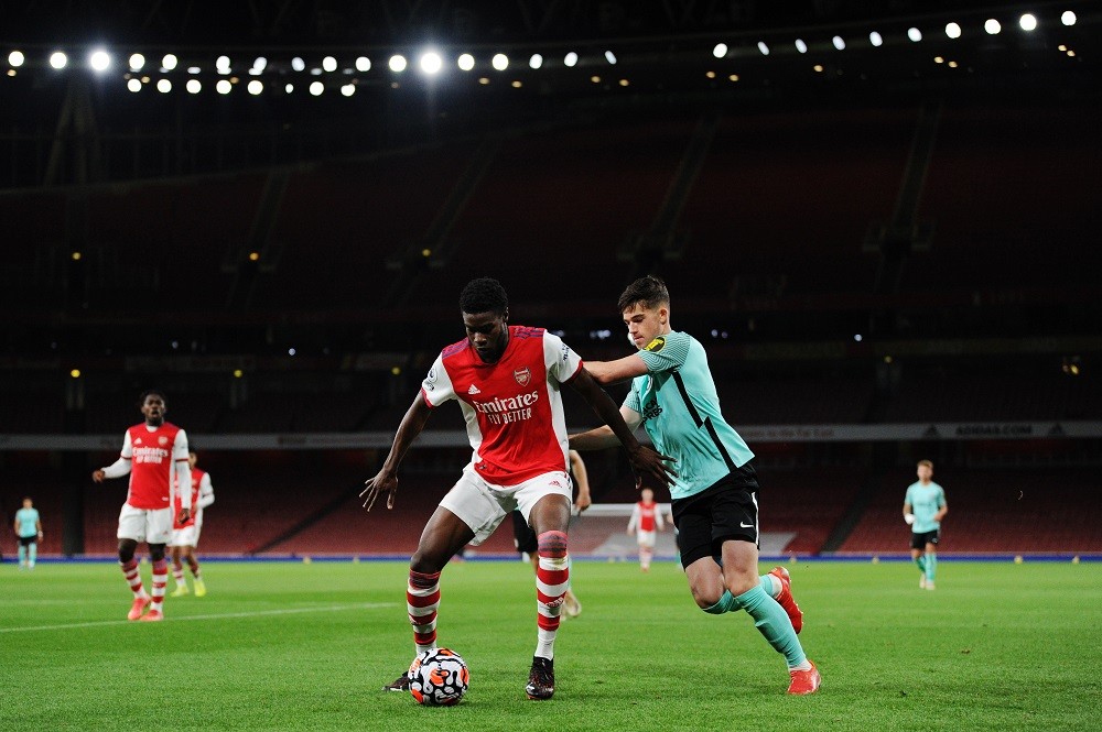 LONDON, ENGLAND: Ryan Alebiosu of Arsenal holds off James Furlong of Brighton & Hove Albion during the Premier League 2 match between Arsenal U23 and Brighton & Hove Albion U23 at Emirates Stadium on October 01, 2021. (Photo by Alex Burstow/Getty Images)