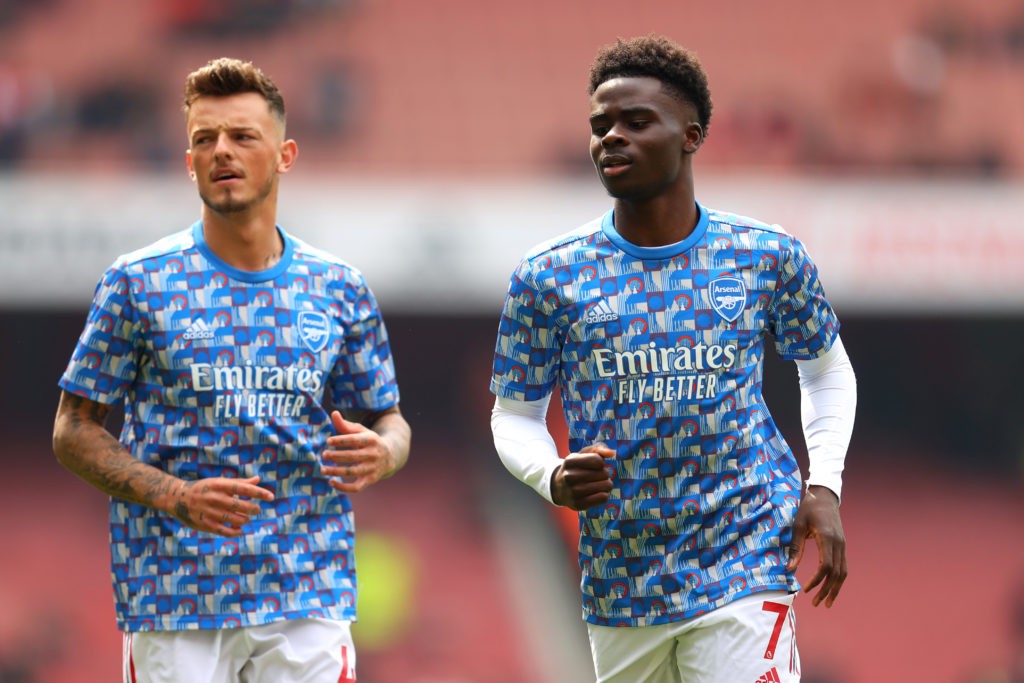 LONDON, ENGLAND - APRIL 23: Ben White and Bukayo Saka of Arsenal warm up prior to the Premier League match between Arsenal and Manchester United at Emirates Stadium on April 23, 2022 in London, England. (Photo by Catherine Ivill/Getty Images)