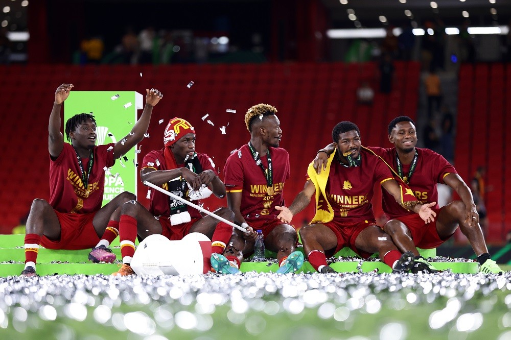 TIRANA, ALBANIA: Ebrima Darboe, Felix Afena-Gyan, Tammy Abraham, Ainsley Maitland-Niles and Amadou Diawara of AS Roma celebrate following their sides victory in the UEFA Conference League final match between AS Roma and Feyenoord at Arena Kombetare on May 25, 2022. (Photo by Alex Pantling/Getty Images)