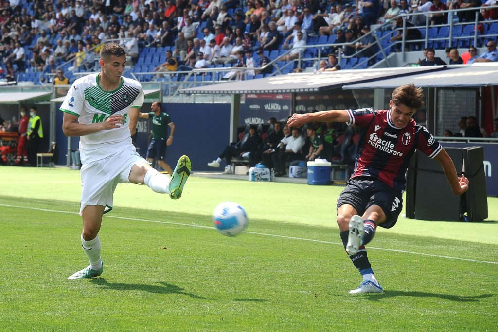 BOLOGNA, ITALY: Aaron Hickey of Bologna FC (R) kicks the ball past Mert Muldur of US Sassuolo (L) during the Serie A match between Bologna FC and US Sassuolo at Stadio Renato Dall'Ara on May 15, 2022. (Photo by Mario Carlini / Iguana Press/Getty Images)