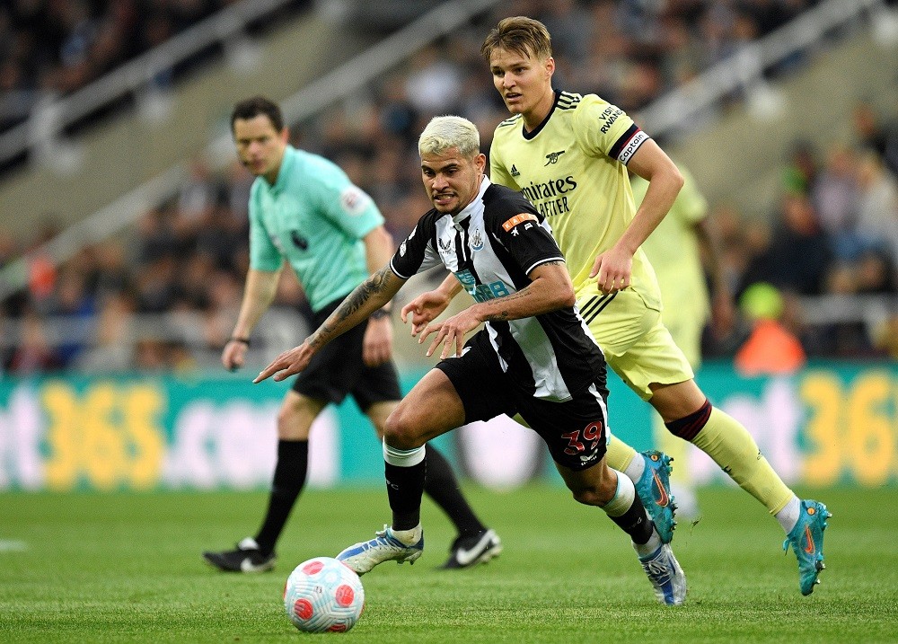 Arsenal's Norwegian midfielder Martin Odegaard (R) vies with Newcastle United's Brazilian midfielder Bruno Guimaraes during the English Premier League football match between Newcastle United and Arsenal at St James' Park in Newcastle-upon-Tyne, north-east England on May 16, 2022. (Photo by OLI SCARFF/AFP via Getty Images)
