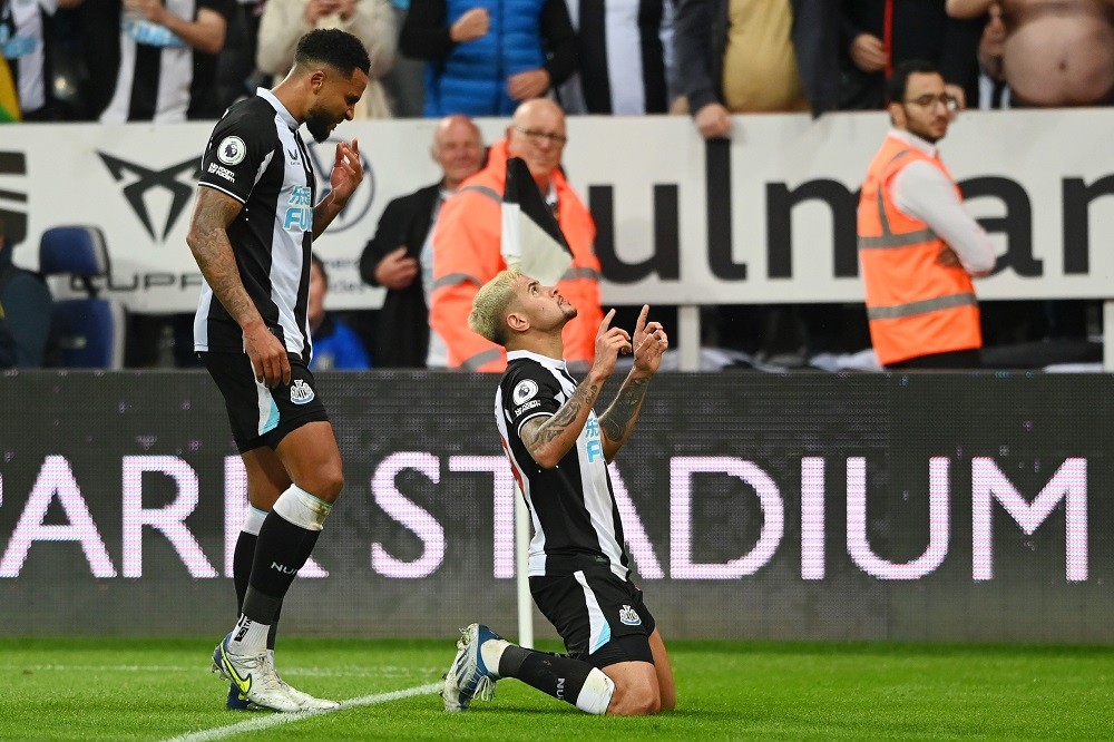 NEWCASTLE UPON TYNE, ENGLAND: Bruno Guimaraes of Newcastle United celebrates with teammate Jamaal Lascelles after scoring their team's second goal during the Premier League match between Newcastle United and Arsenal at St. James Park on May 16, 2022. (Photo by Stu Forster/Getty Images)