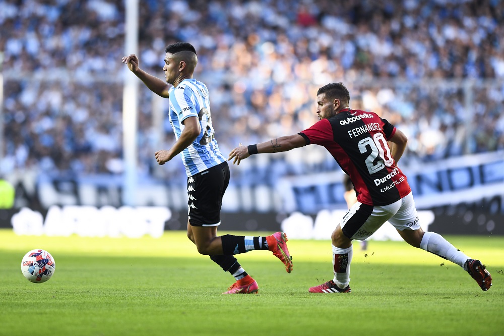 AVELLANEDA, ARGENTINA: Carlos Alcaraz of Racing Club competes for the ball with Julian Fernandez of Newell´s Old Boys during a match between Racing Club and Newell's Old Boys as part of Copa de la Liga 2022 at Presidente Peron Stadium on April 24, 2022. (Photo by Rodrigo Valle/Getty Images)