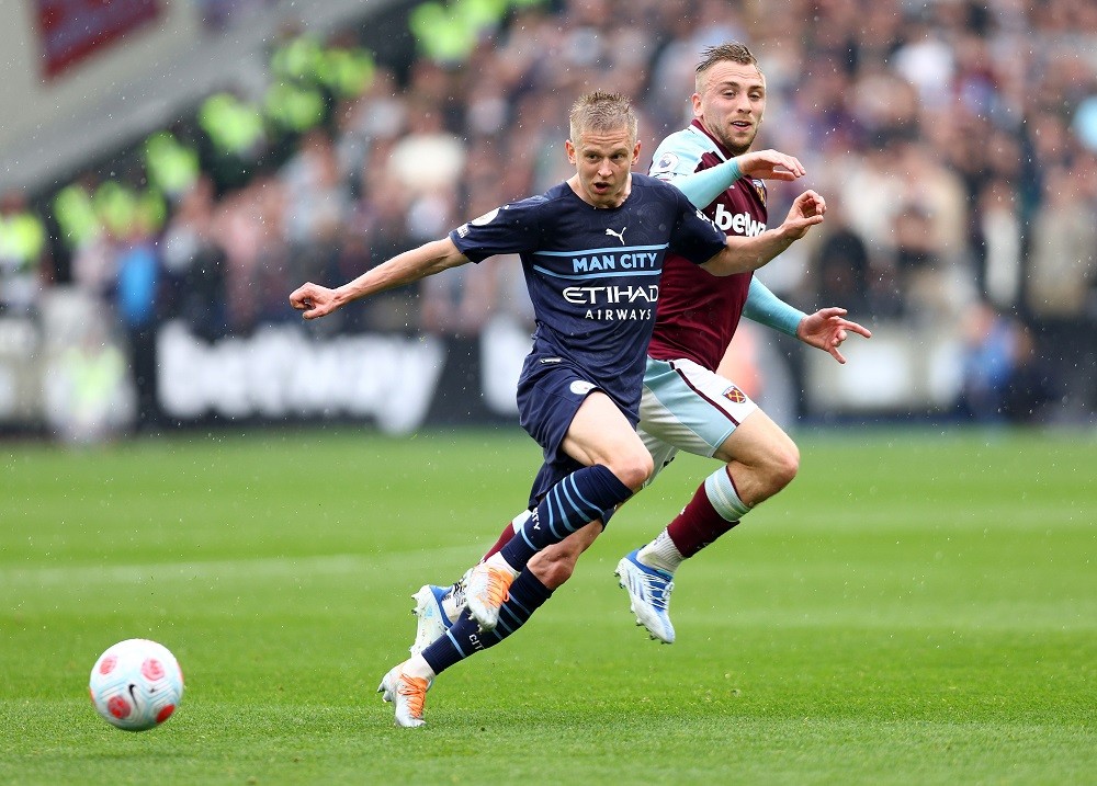 LONDON, ENGLAND: Oleksandr Zinchenko of Manchester City battles for possession with Jarrod Bowen of West Ham United during the Premier League match between West Ham United and Manchester City at London Stadium on May 15, 2022. (Photo by Clive Rose/Getty Images)