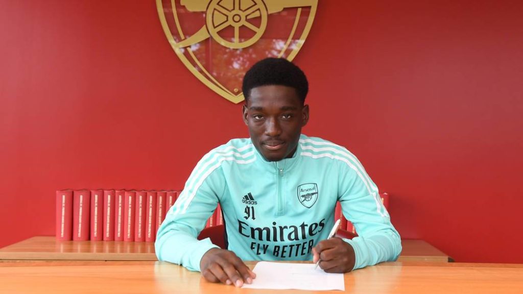 Amario Cozier-Duberry signs his first professional contract with Arsenal (Photo via Arsenal.com)