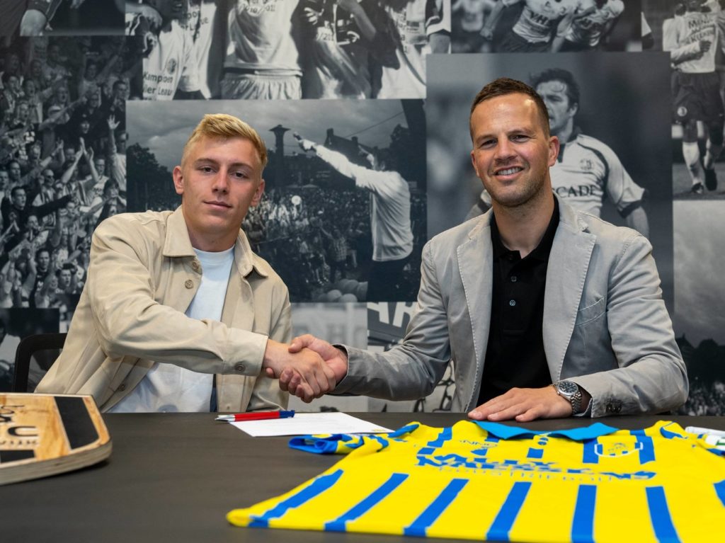 Mika Biereth signing for RKC Waalwijk (Photo via RKCWaalwijk.nl)