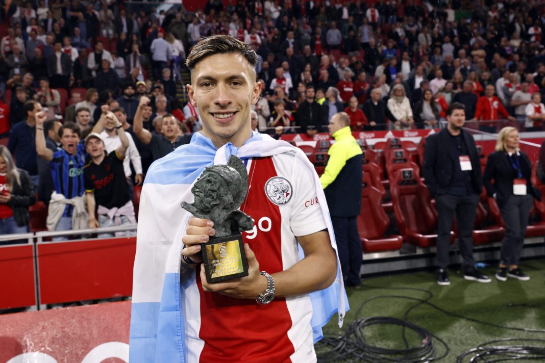 Ajax's Lisandro Martinez poses with the Rinus-Michels player of the year award after Ajax won the 36th Dutch Eredivisie title after the football match between Ajax Amsterdam and SC Heerenveen at the Johan Cruijff ArenA on May 11, 2022. (Photo by MAURICE VAN STEEN/ANP/AFP via Getty Images)