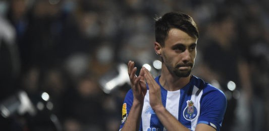 FC Porto's Portuguese midfielder Fabio Vieira claps during the Portuguese league football match between FC Arouca and FC Porto at the Municipal de Arouca stadium in Arouca on February 6, 2022. (Photo by MIGUEL RIOPA / AFP) (Photo by MIGUEL RIOPA/AFP via Getty Images)