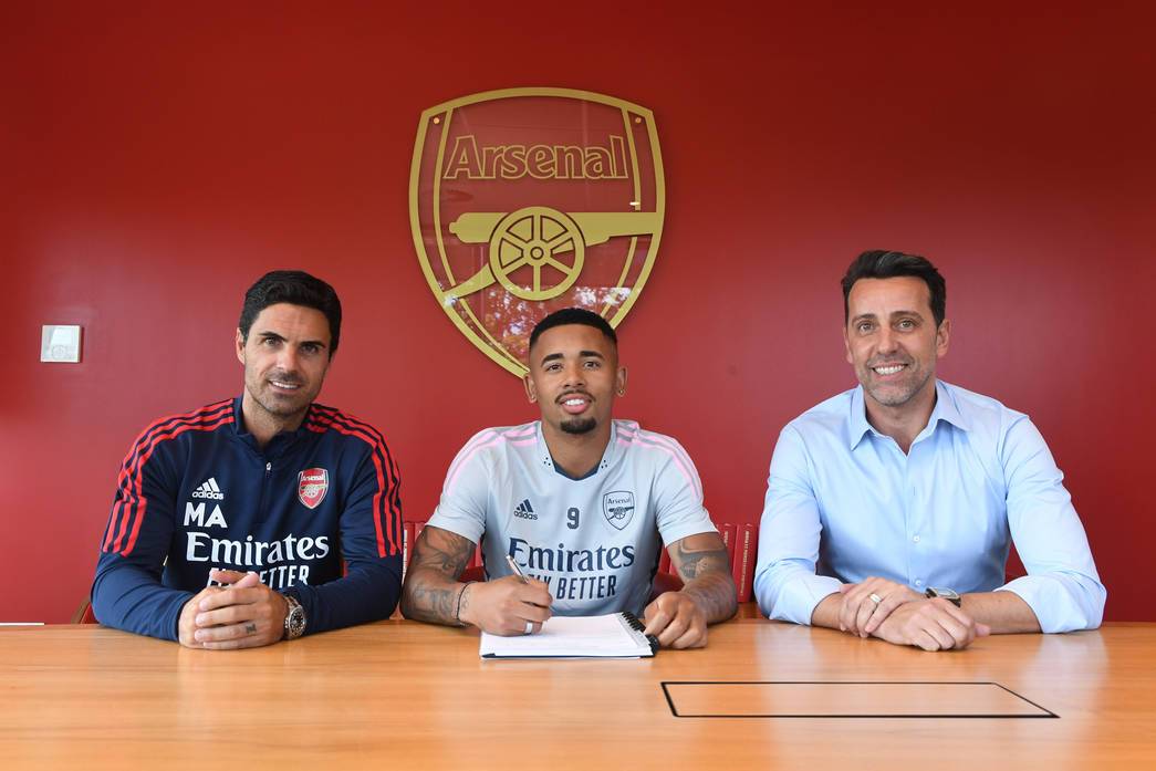 Gabriel Jesus with Mikel Arteta and Edu, signing for Arsenal (Photo via Arsenal.com)