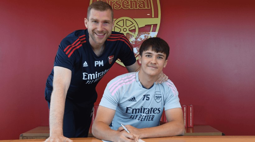 James Sweet signing his professional contract with Arsenal (Photo via Arsenal.com)