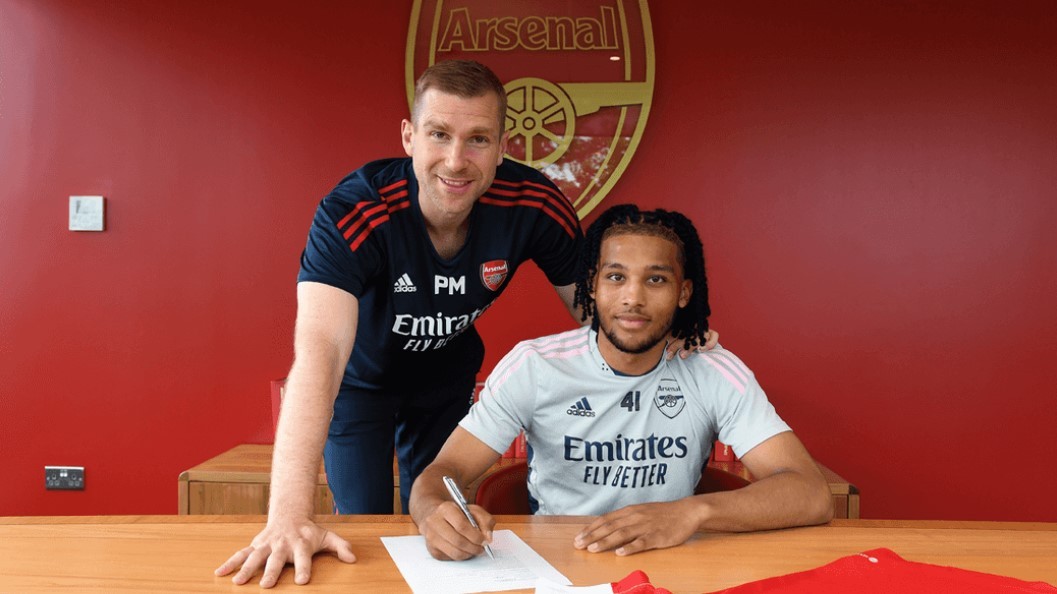 Mauro Bandeira signing a professional contract with Arsenal (Photo via Arsenal.com)