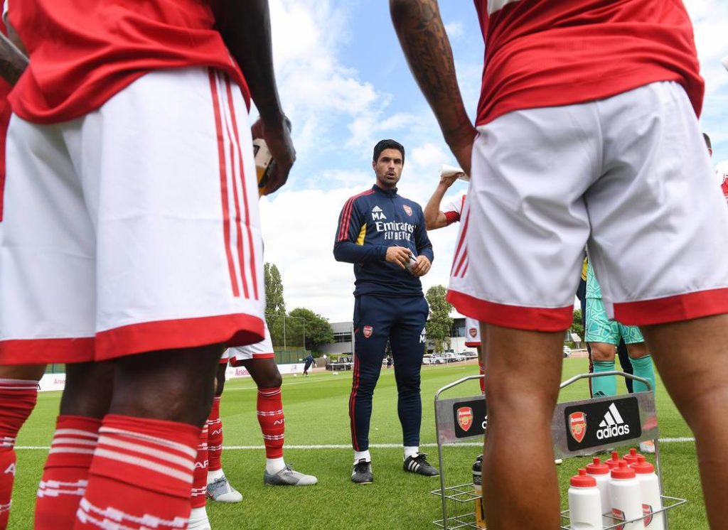 Mikel Arteta talking to the Arsenal team (Photo via Arsenal.com)