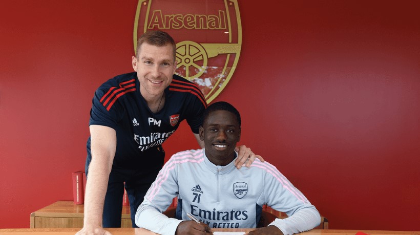 Per Mertesacker with Charles Sagoe Jr signing his first professional contract (Photo via Arsenal.com)