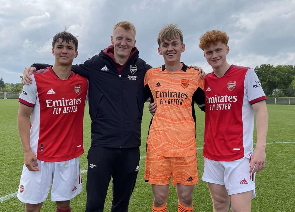 Remy Mitchell (2R) with the Arsenal academy (Photo via Mitchell on Twitter)