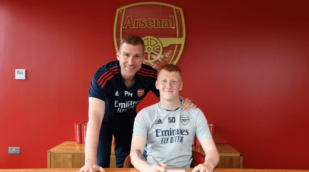 Taylor Foran signing his new contract with Arsenal (Photo via Arsenal.com)