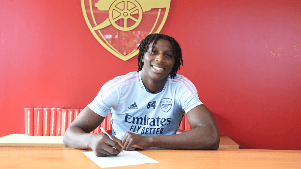 Brooke Norton-Cuffy signing his new contract with Arsenal (Photo via Arsenal.com)