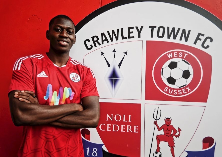 Mazeed Ogungbo signing for Crawley Town (Photo via CrawleyTownFC.com)