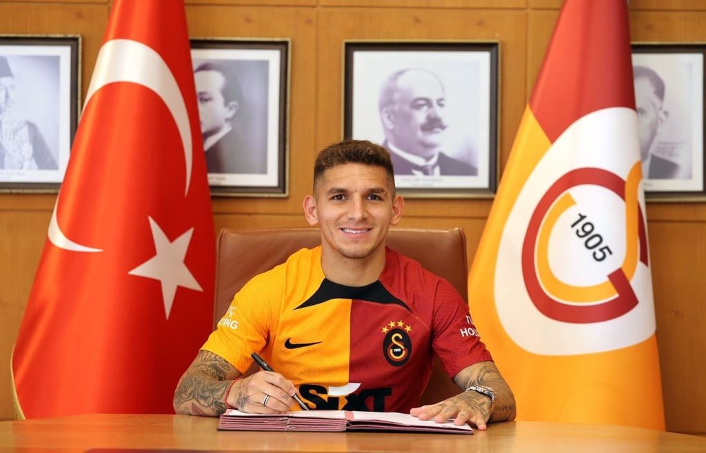 Lucas Torreira signing for Galatasaray (Photo via Torreira on Twitter)