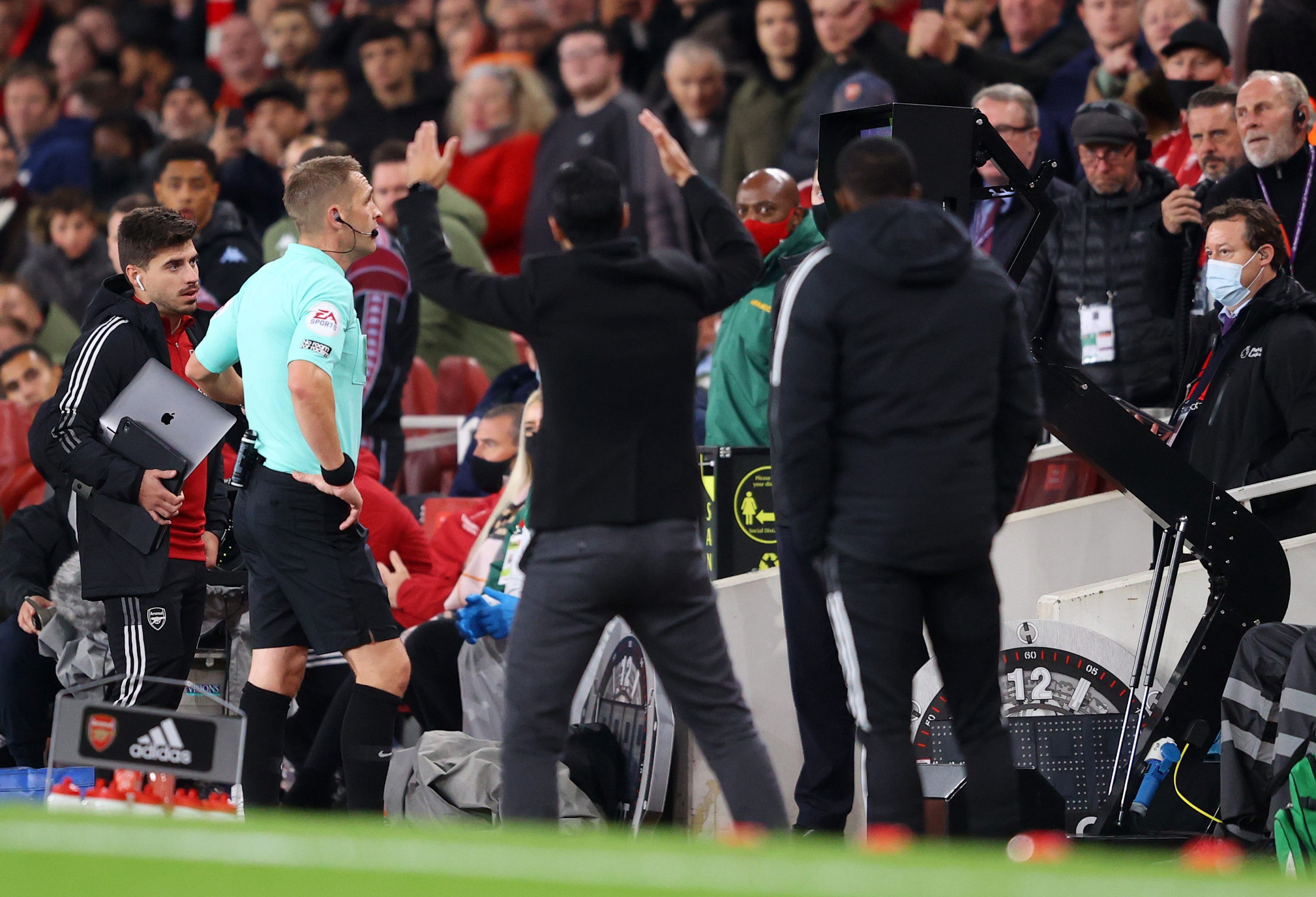 LONDON, ENGLAND - OCTOBER 22: Referee Craig Pawson checks the pitchside monitor during a VAR review before awarding a penalty to Arsenal during the Premier League match between Arsenal and Aston Villa at Emirates Stadium on October 22, 2021 in London, England. (Photo by Richard Heathcote/Getty Images)