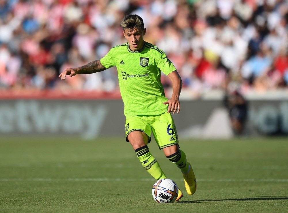 BRENTFORD, ENGLAND: Lisandro Martinez of Manchester United runs with the ball during the Premier League match between Brentford FC and Manchester United at Brentford Community Stadium on August 13, 2022. (Photo by Shaun Botterill/Getty Images)
