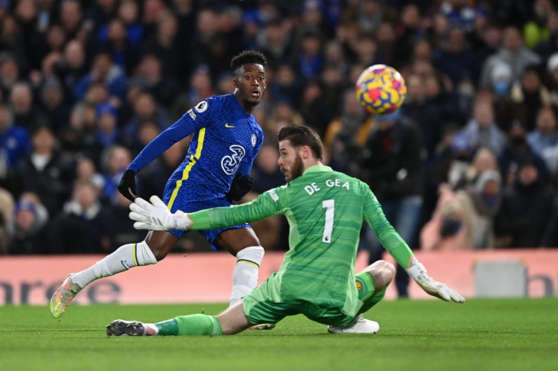 LONDON, ENGLAND - NOVEMBER 28: Callum Hudson-Odoi of Chelsea shoots and misses whilst under pressure from David De Gea of Manchester United during the Premier League match between Chelsea and Manchester United at Stamford Bridge on November 28, 2021 in London, England. (Photo by Shaun Botterill/Getty Images )