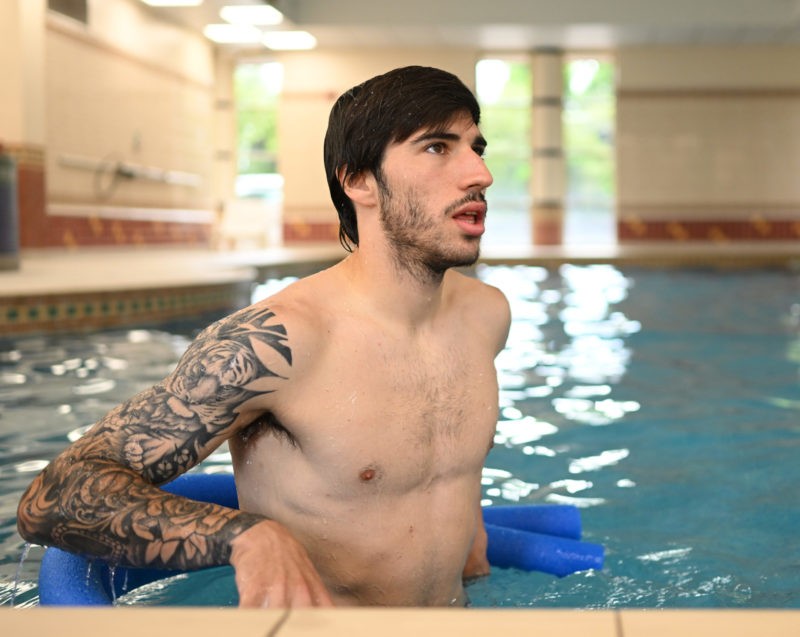 BRIERLEY HILL, ENGLAND - JUNE 12: Sandro Tonali of Italy during an Italy training session in the swimming pool on June 12, 2022 in Brierley Hill, England. (Photo by Claudio Villa/Getty Images)