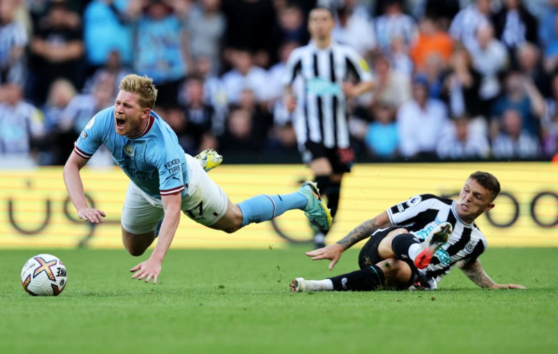 NEWCASTLE UPON TYNE, ENGLAND - AUGUST 21: Kevin De Bruyne of Manchester City is fouled by Kieran Trippier of Newcastle United, leading to a red card which is later overturned by VAR during the Premier League match between Newcastle United and Manchester City at St. James Park on August 21, 2022 in Newcastle upon Tyne, England. (Photo by Clive Brunskill/Getty Images)