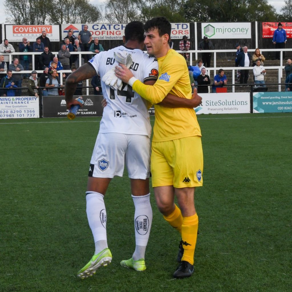 Tom Smith after a clean sheet on his debut for Bromley (Photo via Bromley FC on Twitter)