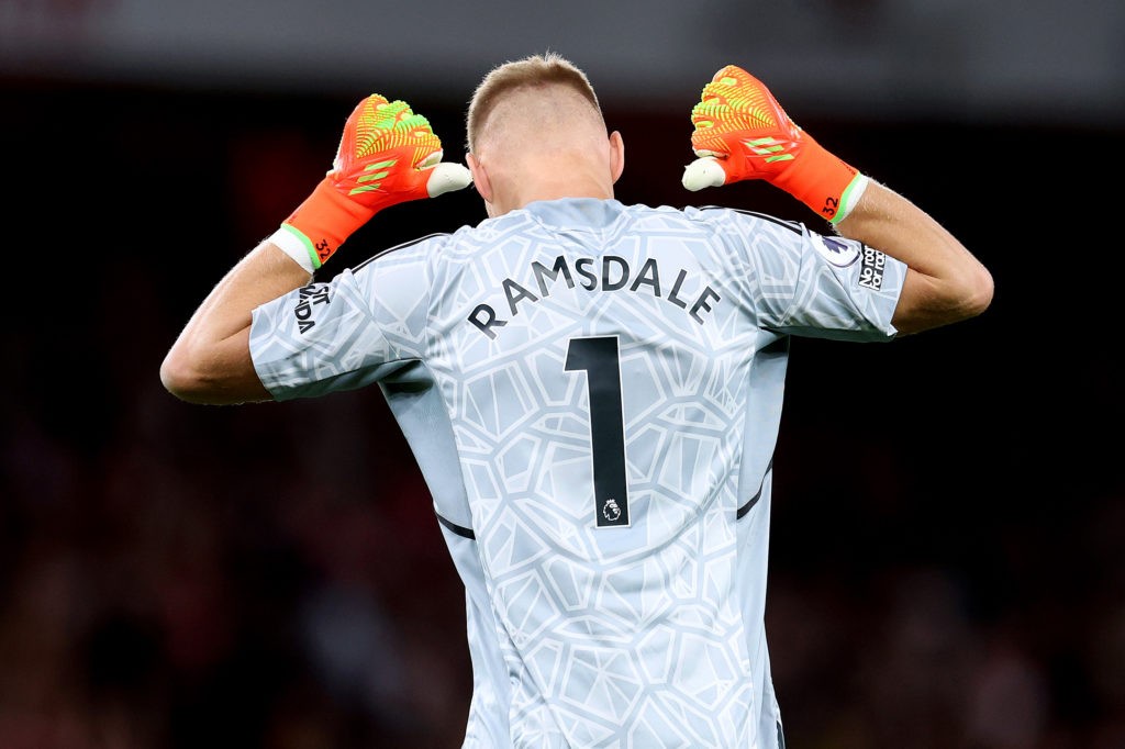 LONDON, ENGLAND - AUGUST 31: Aaron Ramsdale of Arsenal gestures to the back of their shirt after the final whistle of the Premier League match between Arsenal FC and Aston Villa at Emirates Stadium on August 31, 2022 in London, England. (Photo by Catherine Ivill/Getty Images)