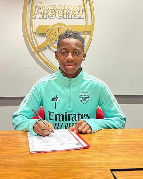 Bless Akolbire signing his scholarship deal with Arsenal (Photo via Akolbire on Instagram)
