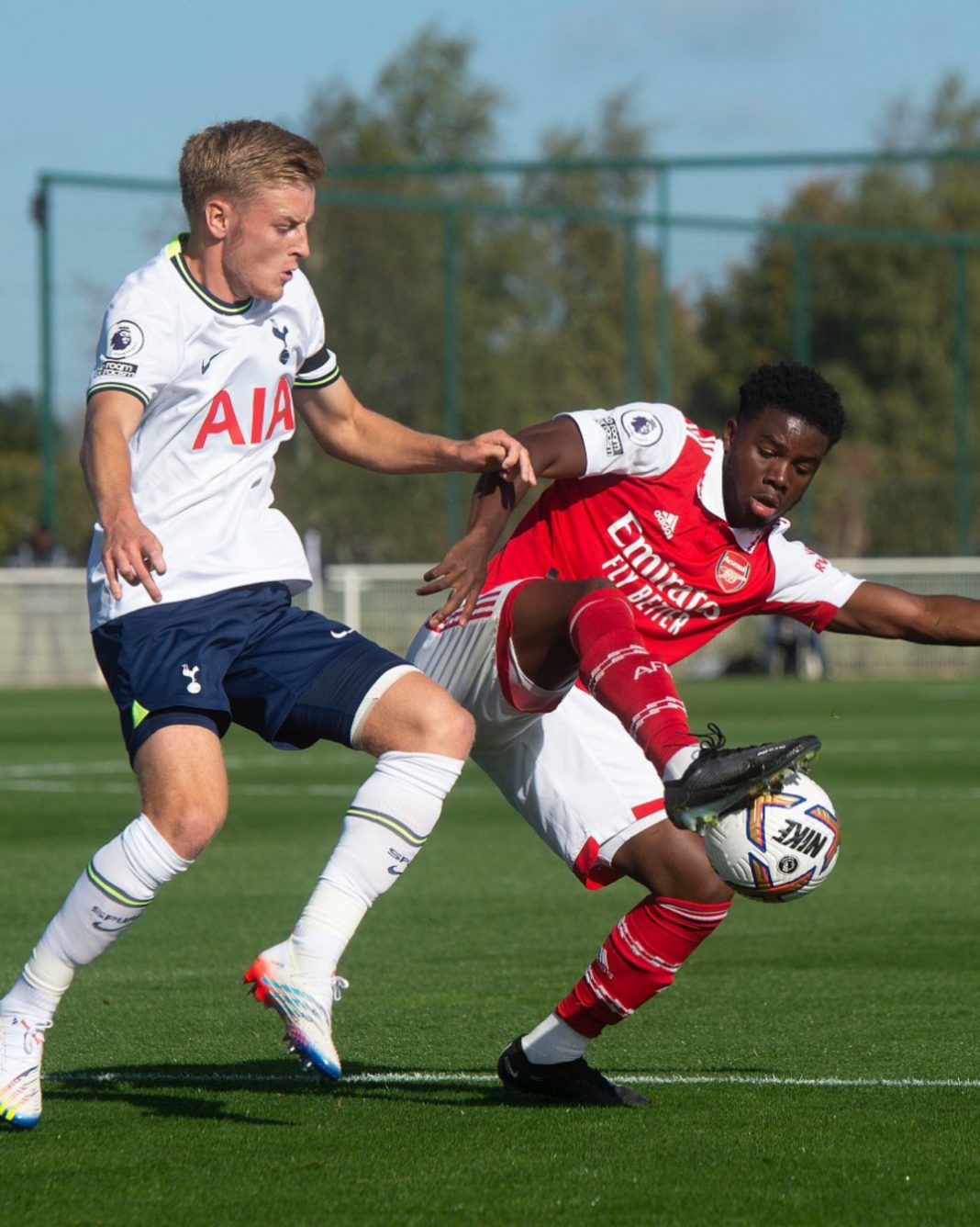Nathan Butler-Oyedeji protects the ball for Arsenal against Spurs (Photo via Arsenal Academy on Twitter)