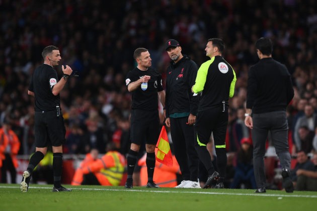 LONDON, ENGLAND - OCTOBER 09: Referee Michael Oliver speaks to Juergen Klopp, Manager of Liverpool during the Premier League match between Arsenal FC and Liverpool FC at Emirates Stadium on October 09, 2022 in London, England. (Photo by Shaun Botterill/Getty Images)