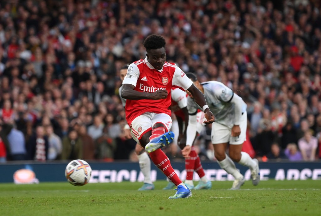LONDON, ENGLAND - OCTOBER 09: Bukayo Saka of Arsenal scores their team's third goal from the penalty spot during the Premier League match between Arsenal FC and Liverpool FC at Emirates Stadium on October 09, 2022 in London, England. (Photo by Shaun Botterill/Getty Images)