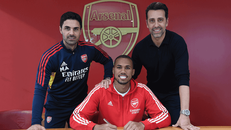 Gabriel Magalhaes signs a new contract with Arsenal, alongside Mikel Arteta and Edu Gaspar (Photo via Arsenal.com)