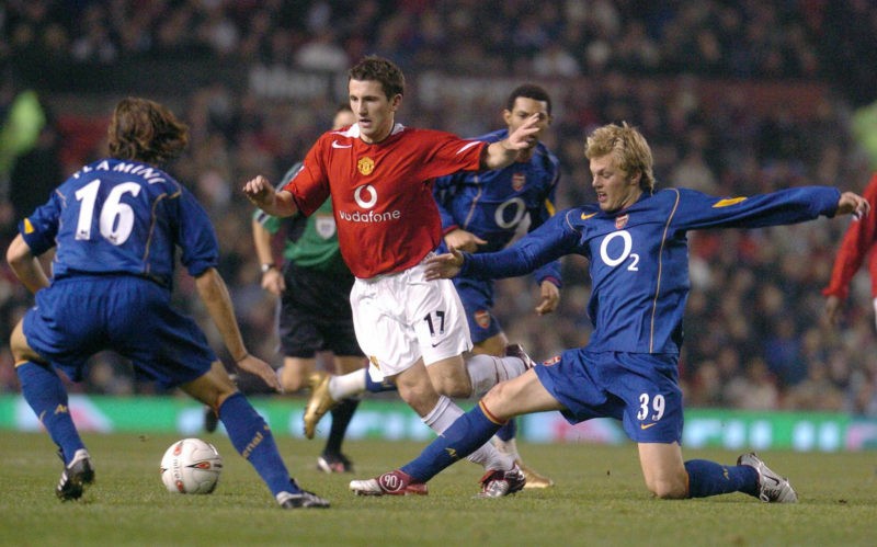 MANCHESTER, UNITED KINGDOM: Manchester United's Liam Miller (C) fights for the ball with Arsenal's Mathieu Flamini (L) and Sebastian Larsson (R) during their Carling Cup quater final clash at Old Trafford, in Manchester, 01 December 2004. AFP PHOTO/PAUL BARKER (Photo credit should read PAUL BARKER/AFP via Getty Images)
