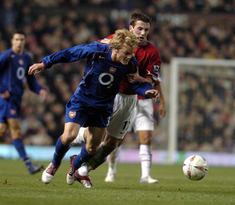 MANCHESTER, UNITED KINGDOM: Manchester United's Liam Miller (R) vies with Arsenal's Sebastian Larsson (L) during Carling Cup quater final clash at Old Trafford, in Manchester, 01 December 2004. (Photo credit PAUL BARKER/AFP via Getty Images)