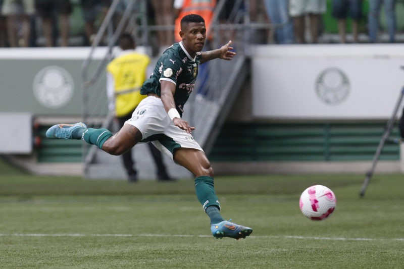 SAO PAULO, BRAZIL - OCTOBER 16: Danilo of Palmeiras makes an attempt on target during the match between Palmeiras and Sao Paulo as part of Brasileirao Series A 2022 at Allianz Parque on October 16, 2022 in Sao Paulo, Brazil. (Photo by Ricardo Moreira/Getty Images)